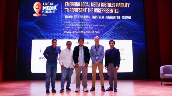 (dari kiri ke kanan) Managing Partner Inventure Yoswuhady, Anggot Dewan Pers Sapto Anggoro, Pemimpin Redaksi Suara.com, Head of Department Asia International Media Support Lars Bestle dan Moderator Arfi Bambani berfoto bersama saat penutupan Local Media Summit 2022 di Perpustakaan Nasional, Jakarta Pusat, Jumat (28/10/2022). [Suara.com/Alfian Winanto]