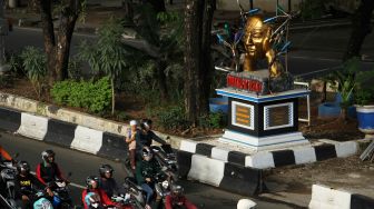 Pengendara melintas di dekat tugu anti knalpot bising di Makassar, Sulawesi Selatan, Sabtu (29/10/2022). ANTARA FOTO/Arnas Padda
