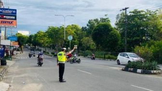 Gak Pakai Helm, Pengendara Motor Punya Trik Jitu Kabur dari Pantauan Polisi