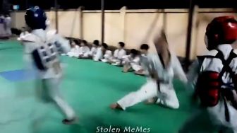 Jadi Wasit, Pria Ini Salah Kena Serangan Petarung Taekwondo hingga KO