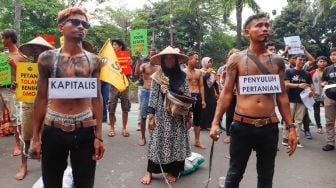 Massa yang tergabung dalam Serikat Petani Indonesia (SPI) menggelar aksi unjuk rasa di depan gedung Kementerian Pertanian, Jakarta Selatan, Senin (31/10/2022). [Suara.com/Alfian Winanto]