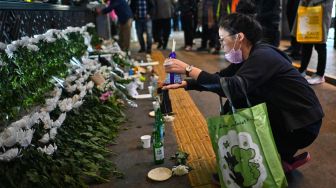 Warga Korea Selatan Beri Penghormatan Untuk Para Korban Tragedi Itaewon
