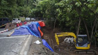 Arus Lalin Tersendat Gegara Jalan Longsor di Yogyakarta