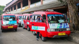 Deretan angkutan umum kota (angkot) JakLingko menunggu penumpang di Terminal Kampung Rambutan, Jakarta Timur, Senin (31/10/2022). [Suara.com/Alfian Winanto]