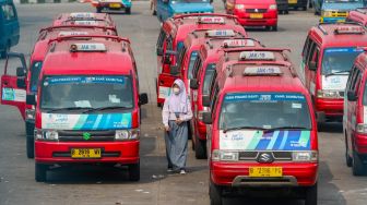 Deretan angkutan umum kota (angkot) JakLingko menunggu penumpang di Terminal Kampung Rambutan, Jakarta Timur, Senin (31/10/2022). [Suara.com/Alfian Winanto]