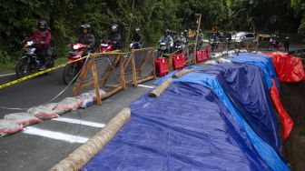 Pengendara sepeda motor melintas di jalur utama Yogyakarta - Wonosari yang longsor di Piyungan, Bantul, DI Yogyakarta, Senin (31/10/2022). [ANTARA FOTO/Hendra Nurdiyansyah/hp].