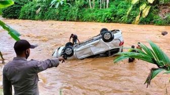 Mobil Milik Anggota Polisi yang Sedang Berlibur Terseret Arus Sungai