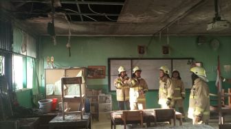 Ruang Kelas SMA 34 Jakarta Terbakar, 6 Mobil Damkar Dikerahkan