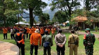 Sepekan Dicari Tak Ketemu, Keluarga Ikhlas Pencarian Pendaki Ritual Hilang di Gunung Lawu Dihentikan