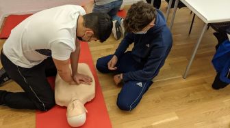 Cara CPR untuk Pertolongan Henti Jantung Seperti Pada Korban Tragedi Halloween Itaewon