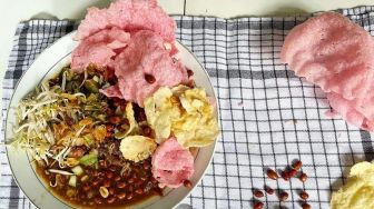 Bukan Pakai Ayam, Bubur Khas Betawi Ini Pakai Asinan dan Semur Sebagai Toping