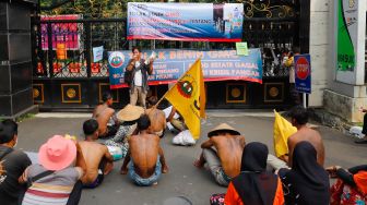 Massa yang tergabung dalam Serikat Petani Indonesia (SPI) menggelar aksi unjuk rasa di depan gedung Kementerian Pertanian, Jakarta Selatan, Senin (31/10/2022). [Suara.com/Alfian Winanto]