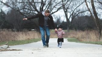 4 Hal yang Harus Dilakukan Orang Tua Saat Anaknya Menginjak Usia Dua Tahun