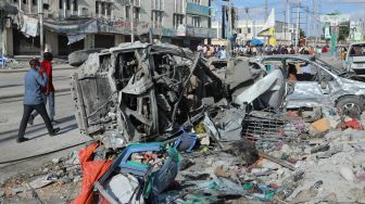 Penampakan mobil yang hancur dan rusak setelah sebuah bom mobil meledak di Mogadishu, Somalia, Minggu (30/10/2022). [HASSAN ALI ELMI / AFP]
