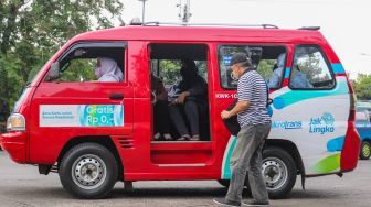 Penumpang menaiki angkutan umum kota (angkot) JakLingko di Terminal Kampung Rambutan, Jakarta Timur, Senin (31/10/2022). [Suara.com/Alfian Winanto]