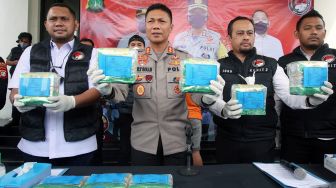 Kapolres Tangerang Selatan AKBP Sarly Sollu (kedua kiri) beserta jajaran menunjukan barang bukti narkoba jenis sabu saat pers rilis di Mapolres Tangerang Selatan, Senin (31/10/2022). [ANTARA FOTO/Muhammad Iqbal/hp].