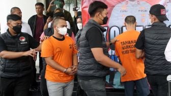 Petugas menggiring tersangka penyelundupan narkoba jenis sabu saat pers rilis di Mapolres Tangerang Selatan, Senin (31/10/2022). [ANTARA FOTO/Muhammad Iqbal/hp].