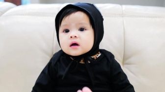 Baby Ameena Pakai Jumpsuit Tebal Super Gemas, Harganya Bisa Buat Beli HP Baru