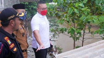 Temukan Rumah Warga Hampir Roboh karena Banjir, Kenneth PDIP Minta Heru Budi Segera Normalisasi Sungai