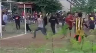 Viral Video Laga Tarkam di Bekasi Berakhir Baku Pukul, Warganet: Ganti Main Bola Bekel Aja Dah