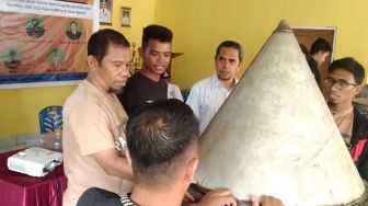 Dr Alimin Serahkan Alat Suling Minyak Nilam pada Petani Ranomeeto Barat
