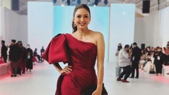 7 Potret Donna Agnesia di JFW, Tampil Merona dengan Gaun Warna Merah