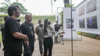 Wakil Mentri Pariwisata dan Ekonomi Kreatif Angela Tanoesoedibjo (kanan) didampingi Ketua PFI Jakarta Herman Zakharia dan dan Ketua Pelaksana Rekam Jakarta 24+ Muhammad Hidayat melihat pameran foto jurnalistik Rekam Jakarta 24+ di Taman Lapangan Banteng, Jakarta, Selasa (1/11/2022). [Dok. PFI Jakarta]