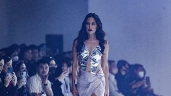 Sophia Latjuba Hipnotis JFW 2023, Bikin Takjub Pakai Busana Karya Disabilitas: Model Senior Runway!