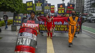 Sejumlah aktivis lingkungan hidup Walhi berunjuk rasa di depan Kantor Kedutaan Besar Jepang, Jakarta, Selasa (1/11/2022). [ANTARA FOTO/Galih Pradipta/rwa].