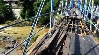 Pekerja memperbaiki Jembatan Ledeng di Kota Bogor, Jawa Barat, Selasa (1/11/2022). Jembatan ini telah berusia ratusan tahun dan dibangun pada jaman Belanda di atas Sungai Cisadane. [ANTARA FOTO/Arif Firmansyah/rwa].