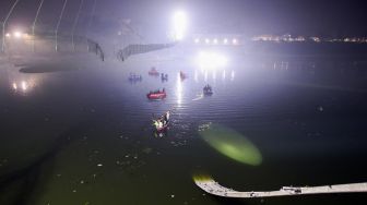 Personel penyelamat melakukan operasi pencarian setelah jembatan di seberang sungai Machchhu runtuh di Morbi, Ahmedabad, India, Senin (31/10/2022). [Sam PANTHAKY / AFP]