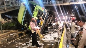 Brakk! Truk Kontainer Kecelakaan Di Cempaka Putih, Beton Pembatas Transjakarta Rusak Ditabrak