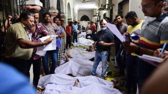 Jenazah korban di lantai rumah sakit sipil pemerintah setelah jembatan di seberang sungai Machchhu runtuh di Morbi, Ahmedabad, India, Senin (31/10/2022). [Sam PANTHAKY / AFP]
