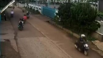 Ngeri! Video Aksi Brutal Pelajar di Kota Bekasi Sabetkan Sajam ke Siswi Berhijab