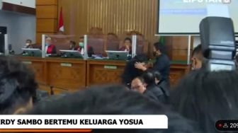 Cium Kening dan Pelukan di Depan Keluarga Brigadir J, Sambo-Putri Disoraki Pengunjung Sidang: Huuu!