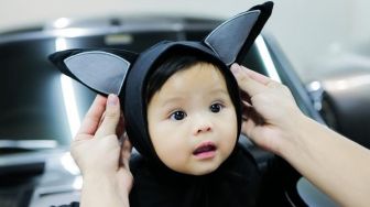 Kecil-Kecil Cabai Rawit, Potret Ameena Pakai Bucket Hat Dior yang Harganya Bikin Merinding