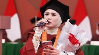 Potret-Potret Mulan Jameela Wisuda S1, Tampil Nyanyikan Lagu Wonder Woman