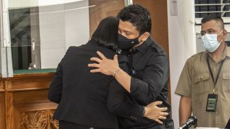 Putri Candrawathi dan Ferdy Sambo Kompak Pakai Baju Hitam Saat Persidangan, Apa Maknanya?