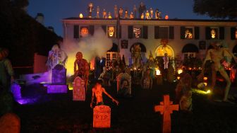 Penampakan pekarangan sebuah rumah di lingkungan Hancock Park yang dihias untuk merayakan Halloween di Los Angeles, California, Amerika Serikat, sabtu (29/10/2022). [DAVID SWANSON / AFP]