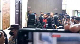 Berkemeja Hitam, Tampilan Ferdy Sambo Saat Jalani Sidang Hadapi Keluarga Brigadri J