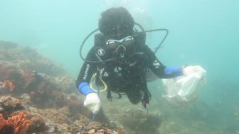 Gernas BCL Juga Angkut Sampah Dari Dasar Laut Teluk Ambon