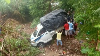 Pick Up Tergelincir ke Sungai Kering Pasca Hujan