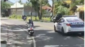 Emaknya Siapa Neh?, Emak-Emak Gerak Cepat Nyalip Mobil Polisi, Netizen: Mobil Polisinya yang Salah