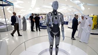 Robot humanoid Ameca menyapa pengunjung di Museum of the Future, Dubai, Uni Emirat Arab, Selasa (11/10/2022). [Karim SAHIB/AFP]
