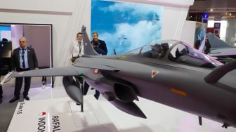 Pengunjung melihat replika pesawar tempur Rafale dalam perhelatan pameran industri pertahanan Indo Defence 2022 Expo & Forum di Jakarta International Expo (JIExpo), Kemayoran, Jakarta Pusat, Rabu (2/11/2022). [Suara.com/Alfian Winanto]