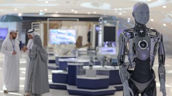 Robot humanoid Ameca menyapa pengunjung di Museum of the Future, Dubai, Uni Emirat Arab, Selasa (11/10/2022). [Karim SAHIB/AFP]

