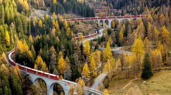 Swiss Pecahkan Rekor Kereta Penumpang Terpanjang di Dunia: 100 Gerbong dan 4.550 Kursi