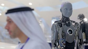 Robot humanoid Ameca menyapa pengunjung di Museum of the Future, Dubai, Uni Emirat Arab, Selasa (11/10/2022). [Karim SAHIB/AFP]
