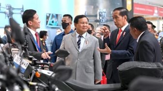 Presiden Joko Widodo atau Jokowi didampingi Menhan Prabowo Subianto meninjau pameran Indo Defence 2022 Expo & Forum di Jakarta International Expo pada Rabu (2/11/2022). [Foto: Muchlis Jr - Biro Pers Sekretariat Presiden]