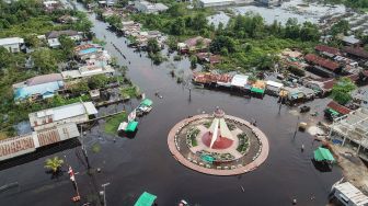 Foto udara simpang empat bundaran Tudung Saji terendam banjir di Pangkalan Bun, Kotawaringin Barat, Kalimantan Tengah, Selasa (1/11/2022). ANTARA FOTO/Makna Zaezar
